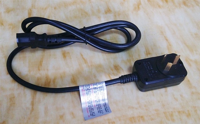 黑色漏电保护电脑插